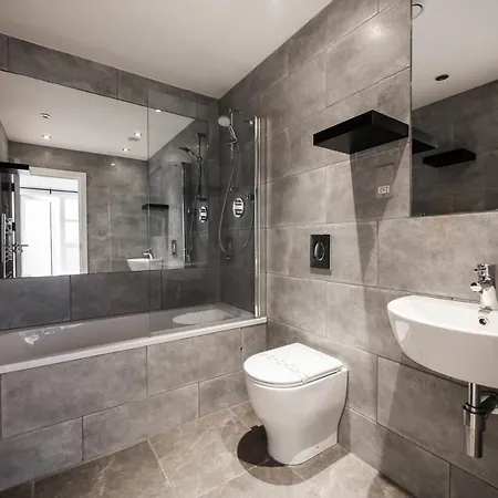 2 Bed Flat In Clapham Common * London