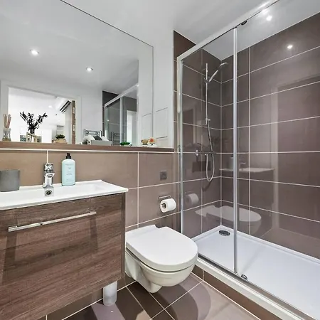 2 Bedroom Flat In Bp65 Apartment London