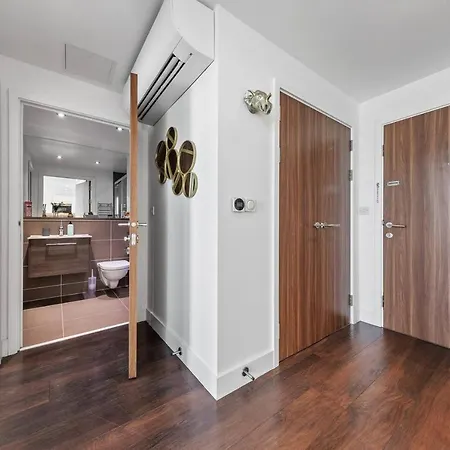 2 Bedroom Flat In Bp65 *