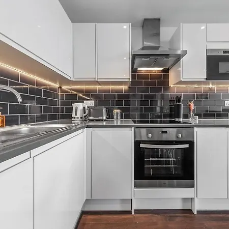 2 Bedroom Flat In Bp65 *