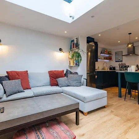 Beautiful Two Bed Abode In South West Apartment