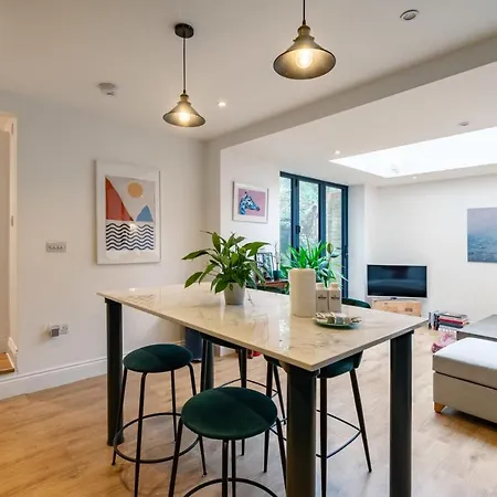 Apartment Beautiful Two Bed Abode In South West *
