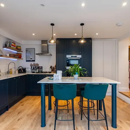 Beautiful Two Bed Abode In South West Apartment *
