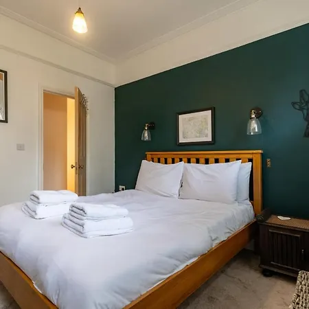 Beautiful Two Bed Abode In South West Apartment