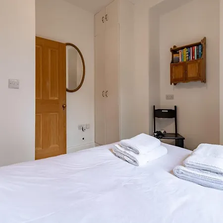 Beautiful Two Bed Abode In South West * London