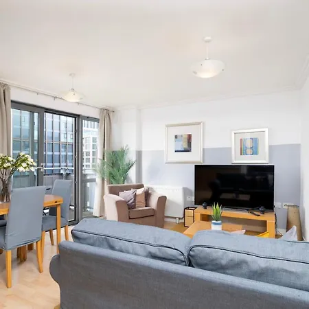 Cosy Flat Right Opp Tube Station * London