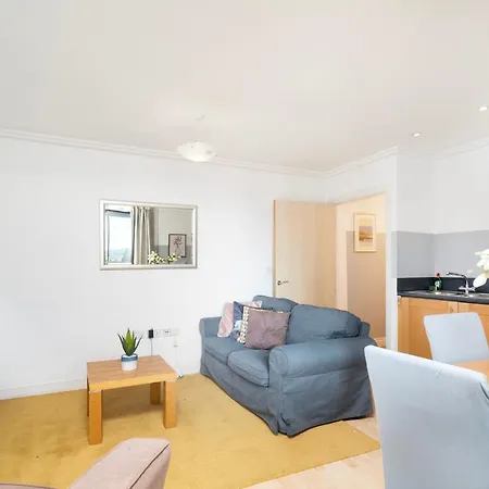 Cosy Flat Right Opp Tube Station