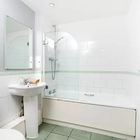 Cosy Flat Right Opp Tube Station * Londres