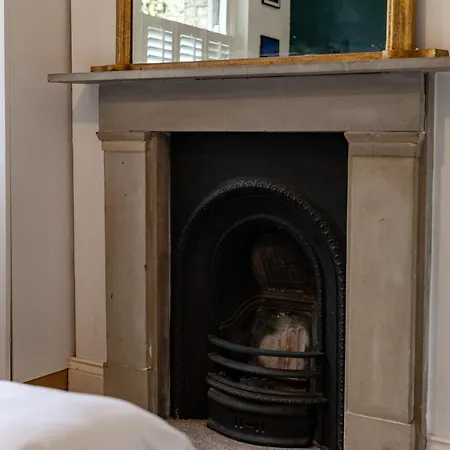 Beautiful Two Bed Abode In South West *