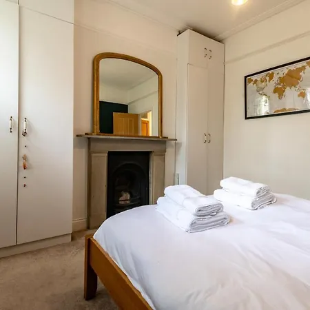 Apartment Beautiful Two Bed Abode In South West London