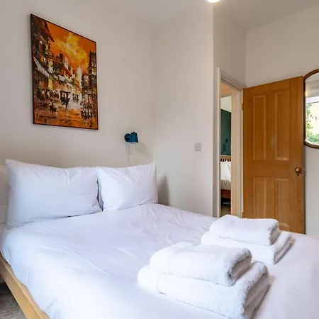 Beautiful Two Bed Abode In South West Apartment *
