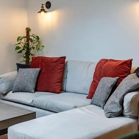 Beautiful Two Bed Abode In South West Apartment *