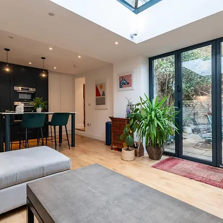 Beautiful Two Bed Abode In South West * London