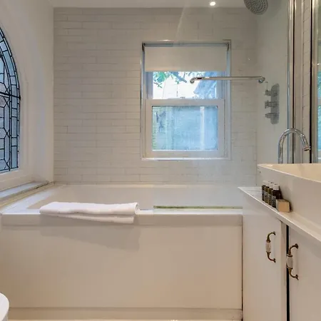 Beautiful Two Bed Abode In South West Apartment London