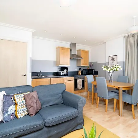 Cosy Flat Right Opp Tube Station *