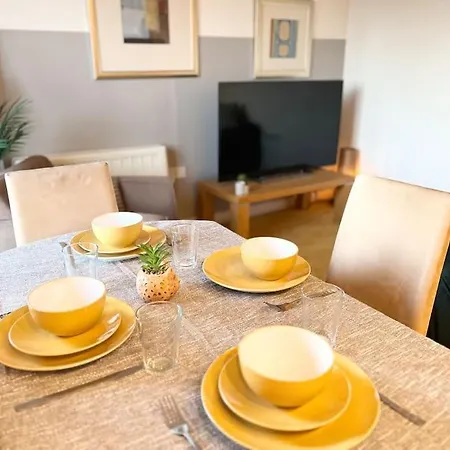 Cosy Flat Right Opp Tube Station Londres