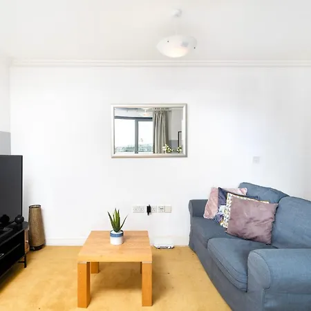 Cosy Flat Right Opp Tube Station