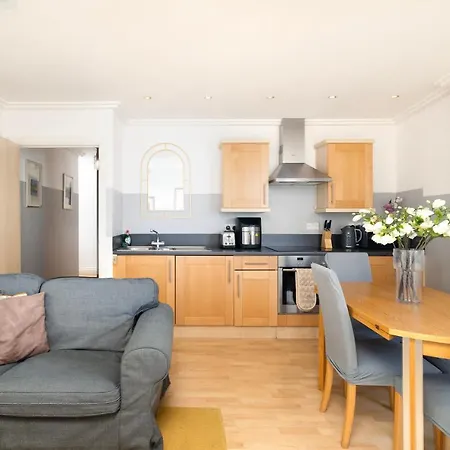 Cosy Flat Right Opp Tube Station *