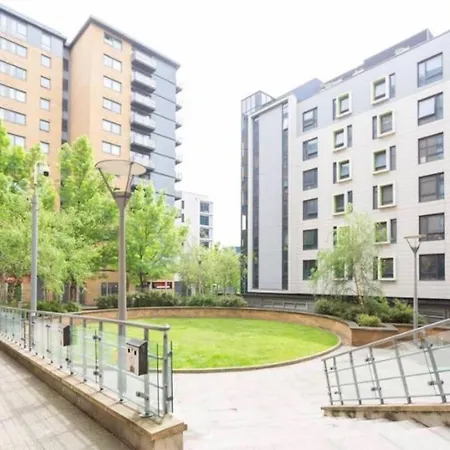 Apartment Cosy Flat Right Opp Tube Station