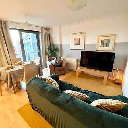 Apartment Cosy Flat Right Opp Tube Station