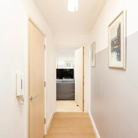 Cosy Flat Right Opp Tube Station Apartment *
