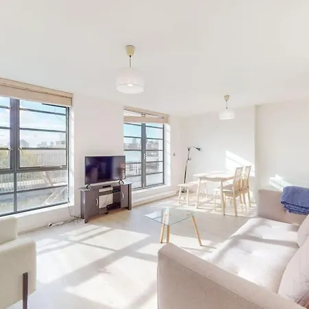 Stunning 1bed Flat With Balcony - 5 Mins To Station Apartment *