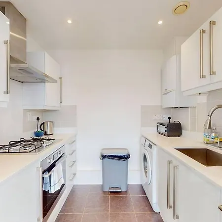 Stunning 1bed Flat With Balcony - 5 Mins To Station Apartment