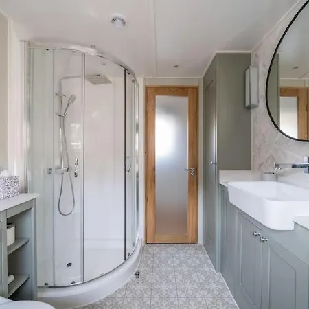 Luxurious Houseboat Near Canary Wharf In *