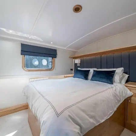 Luxurious Houseboat Near Canary Wharf In