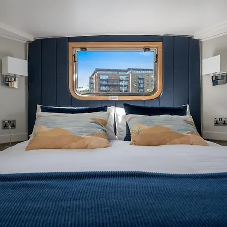 Luxurious Houseboat Near Canary Wharf In Botel London