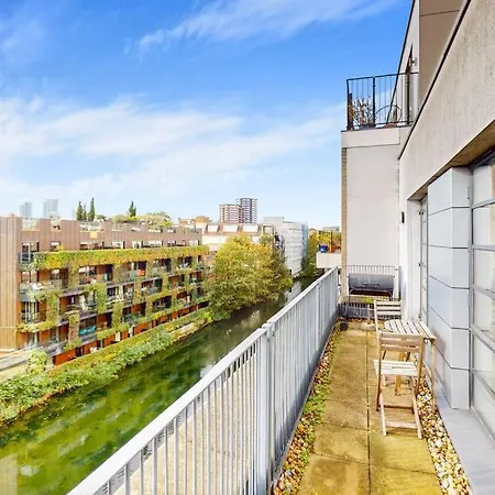 Stunning 1bed Flat With Balcony - 5 Mins To Station Apartment