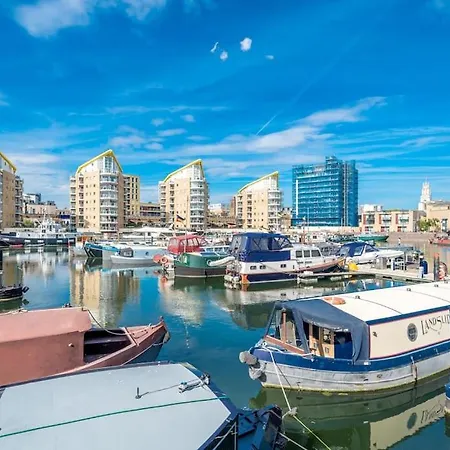 Luxurious Houseboat Near Canary Wharf In *