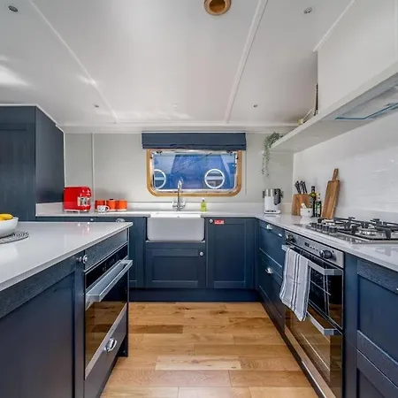 Luxurious Houseboat Near Canary Wharf In