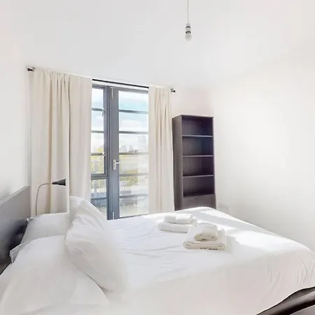 Stunning 1bed Flat With Balcony - 5 Mins To Station * London