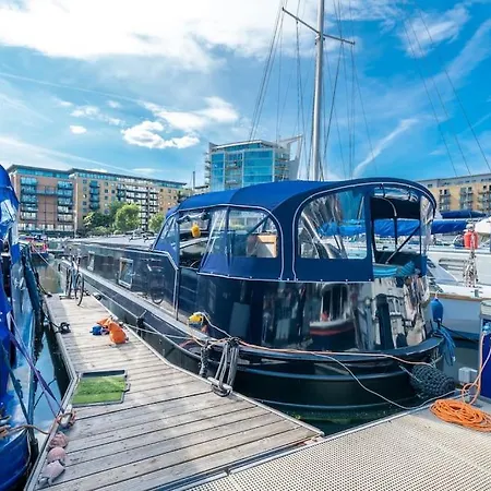 Luxurious Houseboat Near Canary Wharf In Botel London