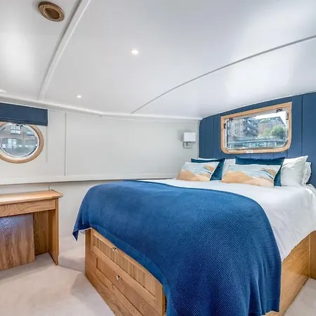 Luxurious Houseboat Near Canary Wharf In London