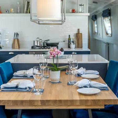 Botel Luxurious Houseboat Near Canary Wharf In