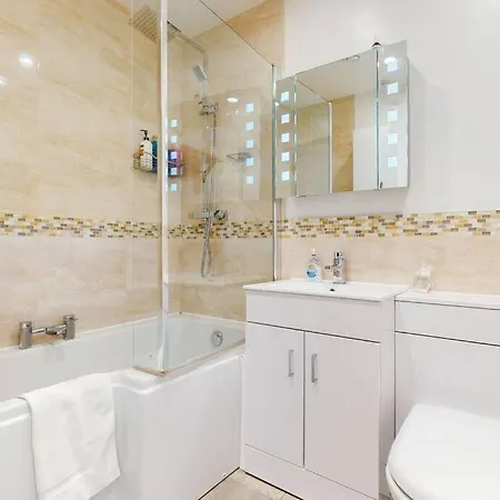 Stunning 1bed Flat With Balcony - 5 Mins To Station Apartment *