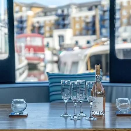 Luxurious Houseboat Near Canary Wharf In * London