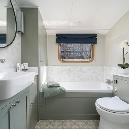 Botel Luxurious Houseboat Near Canary Wharf In