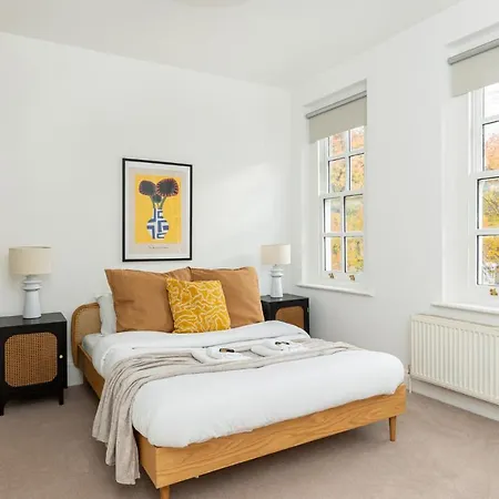 Spacious 4br 3-storey Townhouse In Lively Deptford London