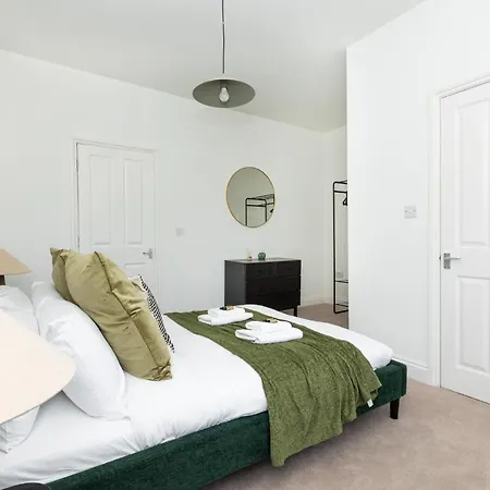 Spacious 4br 3-storey Townhouse In Lively Deptford
