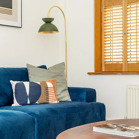 Spacious 4br 3-storey Townhouse In Lively Deptford London