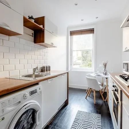 Spacious Apt In Central London