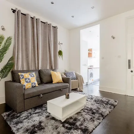 Spacious Apt In Central *