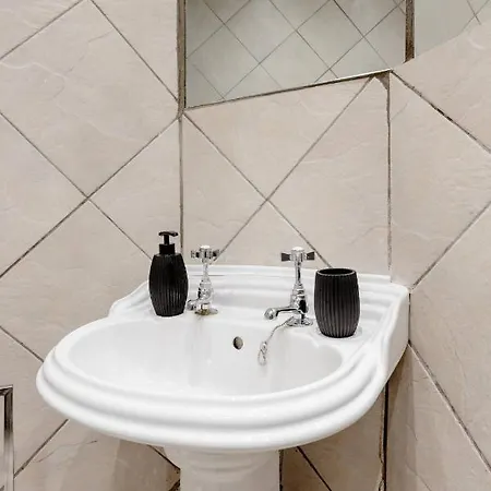 Spacious Apt In Central Apartment