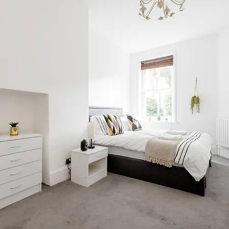 Spacious Apt In Central *