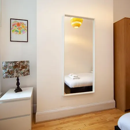 Comfortable 2 Bedroom In Tooting Apartment *