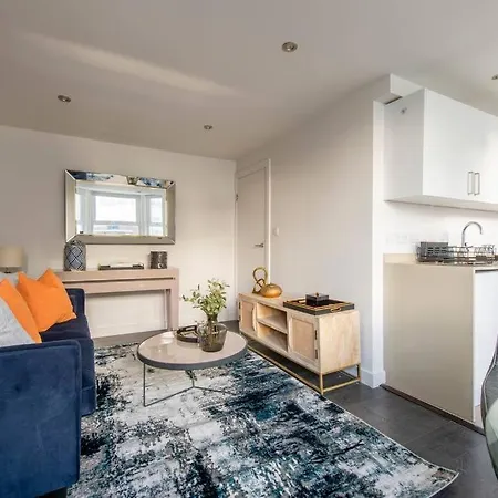 Elevated Elegance: 1br 1ba Flat In Wellmeadow Rd *