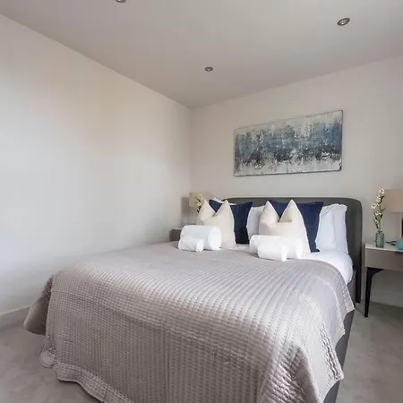 Apartment Elevated Elegance: 1br 1ba Flat In Wellmeadow Rd London